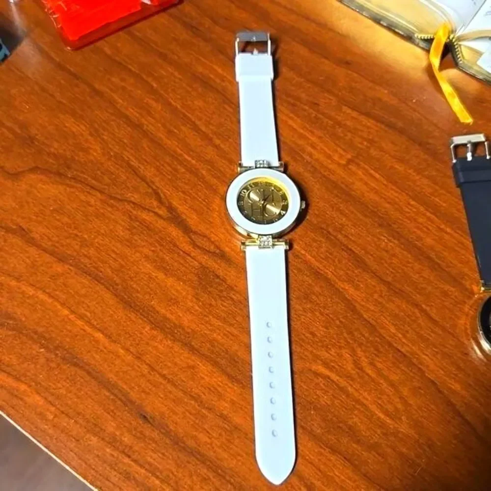 Ch woman's watch new, never use great condition